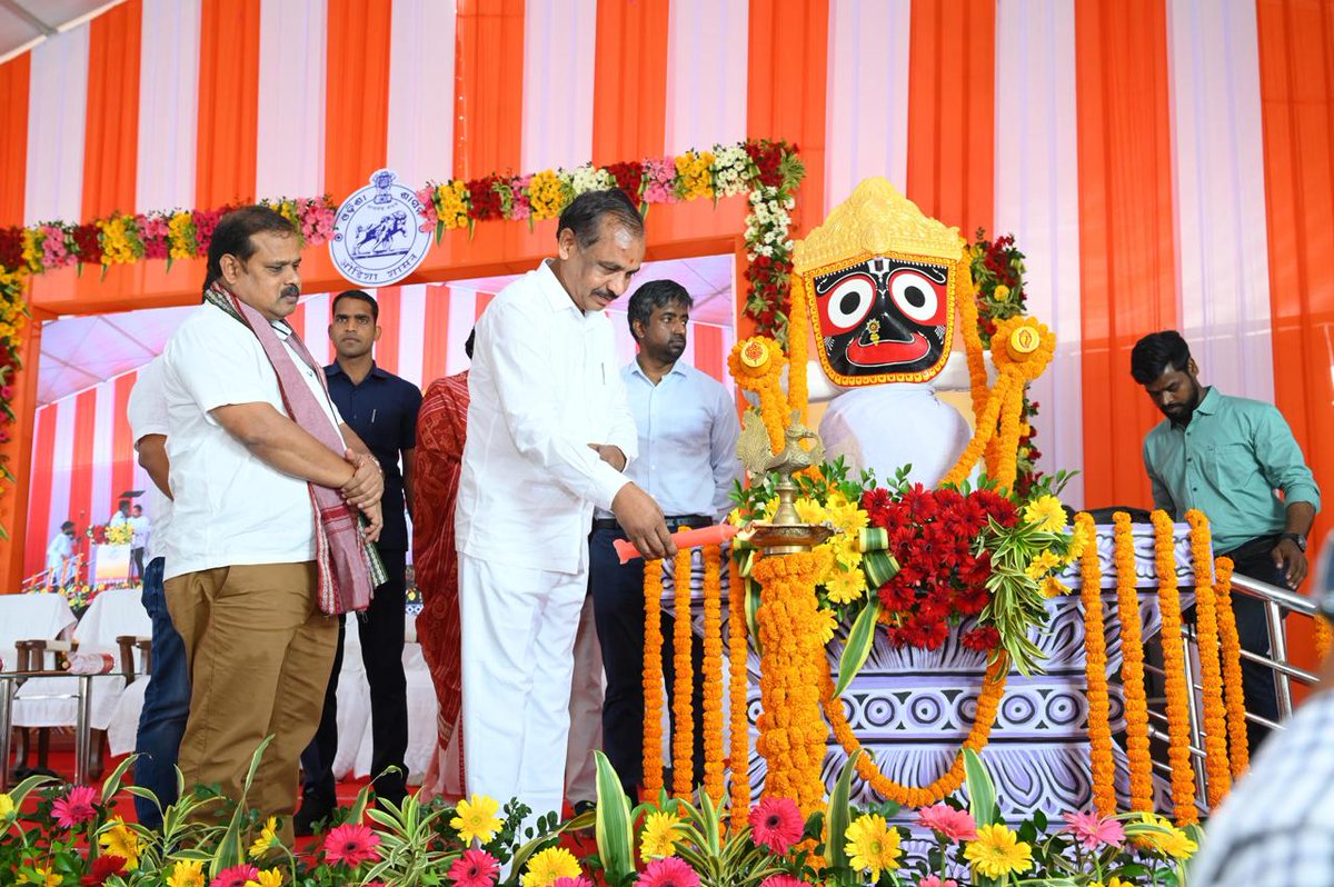 Ganjam_Admin's tweet photo. ଆଜି ଅନସ୍ଲୋ ଅନୁଷ୍ଠାନ ଖେଳ ପଡିଆ ଠାରେ ଧାନର ସର୍ବନିମ୍ନ ସହାୟତା ମୂଲ୍ୟ ଉପରେ ଇନପୁଟ ସହ��ୟତା ରାଶି ପ୍ରଦାନ କାର୍ଯ୍ୟକ୍ରମ ଆୟୋଜିତ ହୋଇଅଛି । ଏହି କାର୍ଯ୍ୟକ୍ରମରେ ବାଣିଜ୍ୟ ଓ ପରିବହନ, ଖଣି ଏଵଂ ଇସ୍ପାତ ବିଭାଗୀୟ ମାନ୍ୟବର ମନ୍ତ୍ରୀଙ୍କ ସହିତ ମାନ୍ୟବର ବିଧାୟକ, ଗଞ୍ଜାମ ଜିଲ୍ଲାପାଳ ଏବଂ ବରିଷ୍ଠ ଅଧିକାରୀ ଗଣ ଉପସ୍ଥିତ ଥିଲେ । https://t.co/pmFQh2rNza