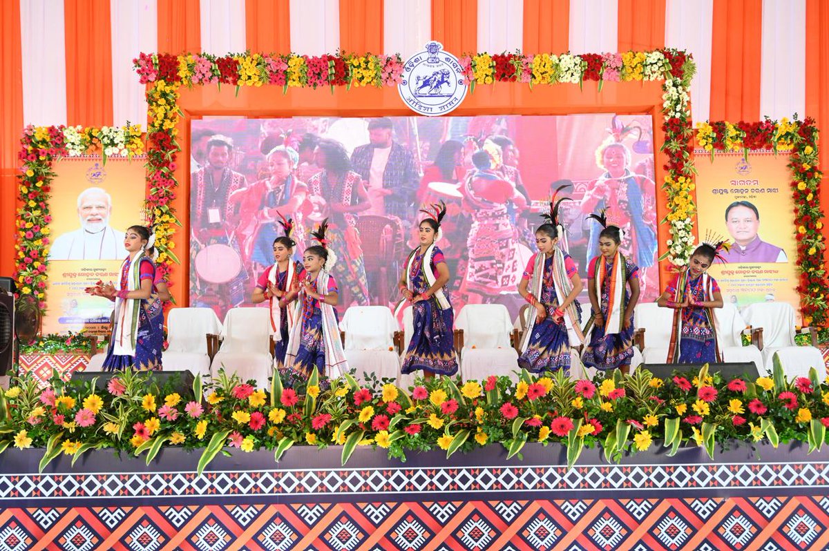 Ganjam_Admin's tweet photo. ଆଜି ଅନସ୍ଲୋ ଅନୁଷ୍ଠାନ ଖେଳ ପଡିଆ ଠାରେ ଧାନର ସର୍ବନିମ୍ନ ସହାୟତା ମୂଲ୍ୟ ଉପରେ ଇନପୁଟ ସହ��ୟତା ରାଶି ପ୍ରଦାନ କାର୍ଯ୍ୟକ୍ରମ ଆୟୋଜିତ ହୋଇଅଛି । ଏହି କାର୍ଯ୍ୟକ୍ରମରେ ବାଣିଜ୍ୟ ଓ ପରିବହନ, ଖଣି ଏଵଂ ଇସ୍ପାତ ବିଭାଗୀୟ ମାନ୍ୟବର ମନ୍ତ୍ରୀଙ୍କ ସହିତ ମାନ୍ୟବର ବିଧାୟକ, ଗଞ୍ଜାମ ଜିଲ୍ଲାପାଳ ଏବଂ ବରିଷ୍ଠ ଅଧିକାରୀ ଗଣ ଉପସ୍ଥିତ ଥିଲେ । https://t.co/pmFQh2rNza