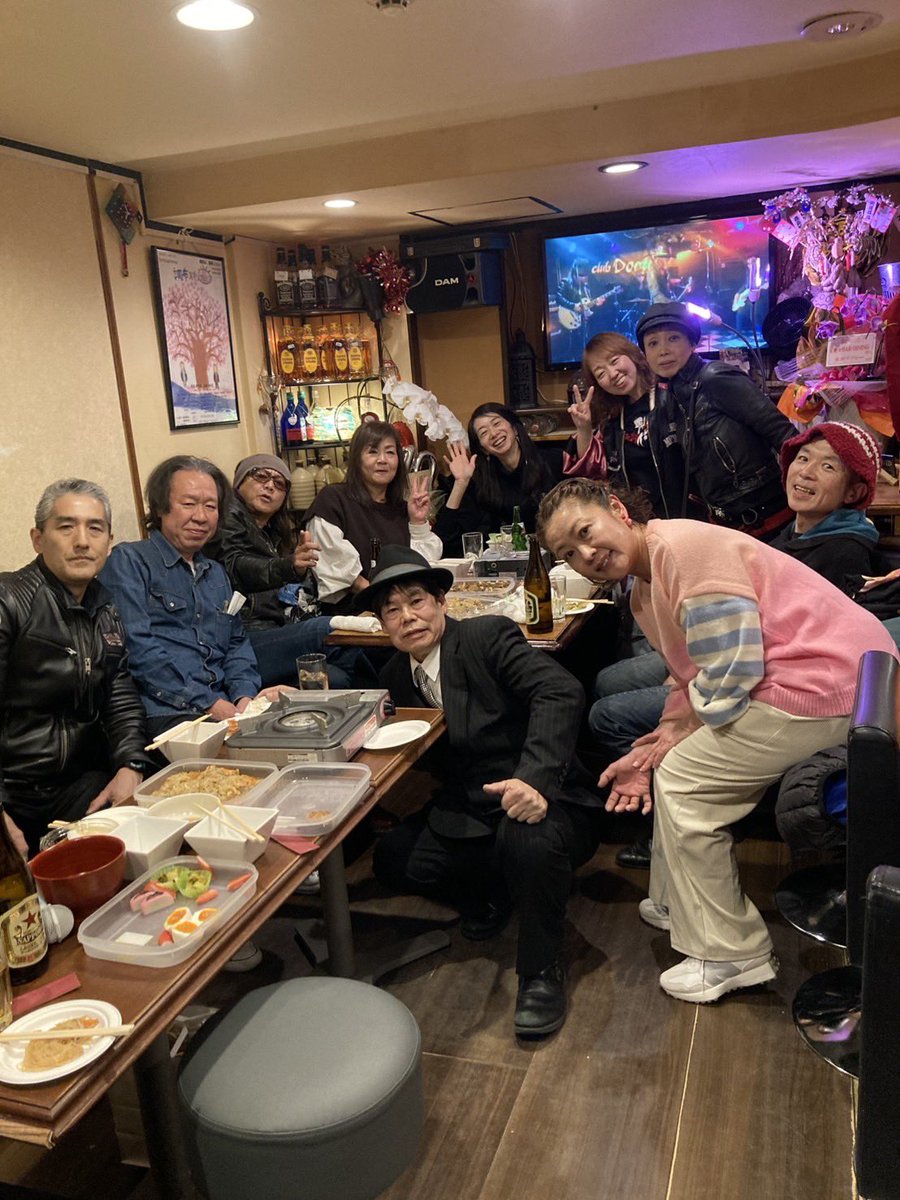 yoko1209yoko's tweet photo. KAZさんワンマンLIVE！
素敵な歌と演奏と、お客様に楽しんで貰いたい！気持ちいっぱい！
私も無茶振りでcolor childの「昔、少年だった君たちへ」を何年ぶりかにKAZさんと歌った😊✨やっぱりいい曲だなぁーなんて思った😭😭
明日を前にケーキでお祝いも😭😭
感謝感激😭😭
めちゃいいライブ楽しかった✨ https://t.co/Akumyiqlzm