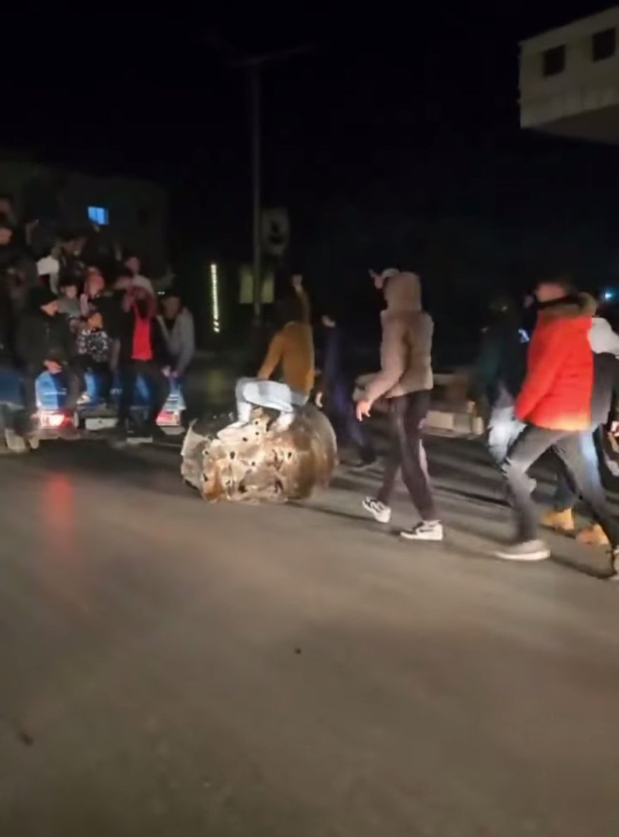 Esad rejimi sonrası Suriyeliler vatanlarına dönecek mi? Oluşan otorite boşluğunda sıcak denizlere, Akdeniz'e ulaşan ve bölgede askeri liman ve üsleri olan Rusya ve ABD ve İsrail destekli PKK/PYD uydu terör devleti bölgede daha fazla söz sahibi olmak için çatışıyor.