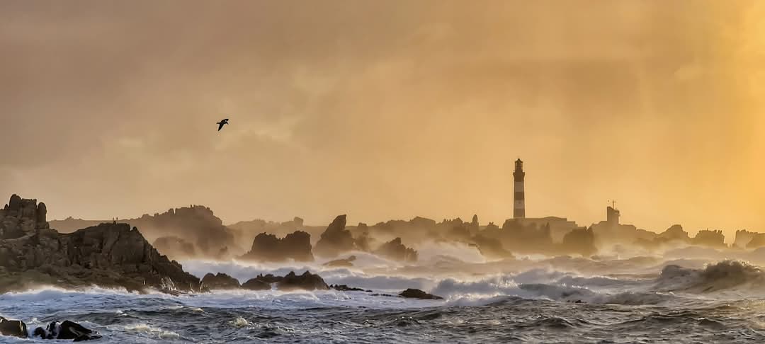 Le vent commence (enfin) à mollir, les traversées sont annulées pour le deuxième jour consécutif, et le soleil pointe doucement le bout de son nez. 
C'est d'époque !