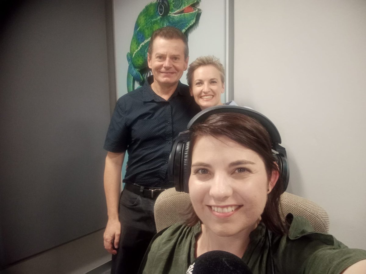 EsteGross's tweet image. Skakel nou 13:05 in vir #WNDK - Jaconell Mouton en Evert van Niekerk kuier in die ateljee en gesels oor hulle nuwe Kersalbum, Merry Moments. @PretoriaFM