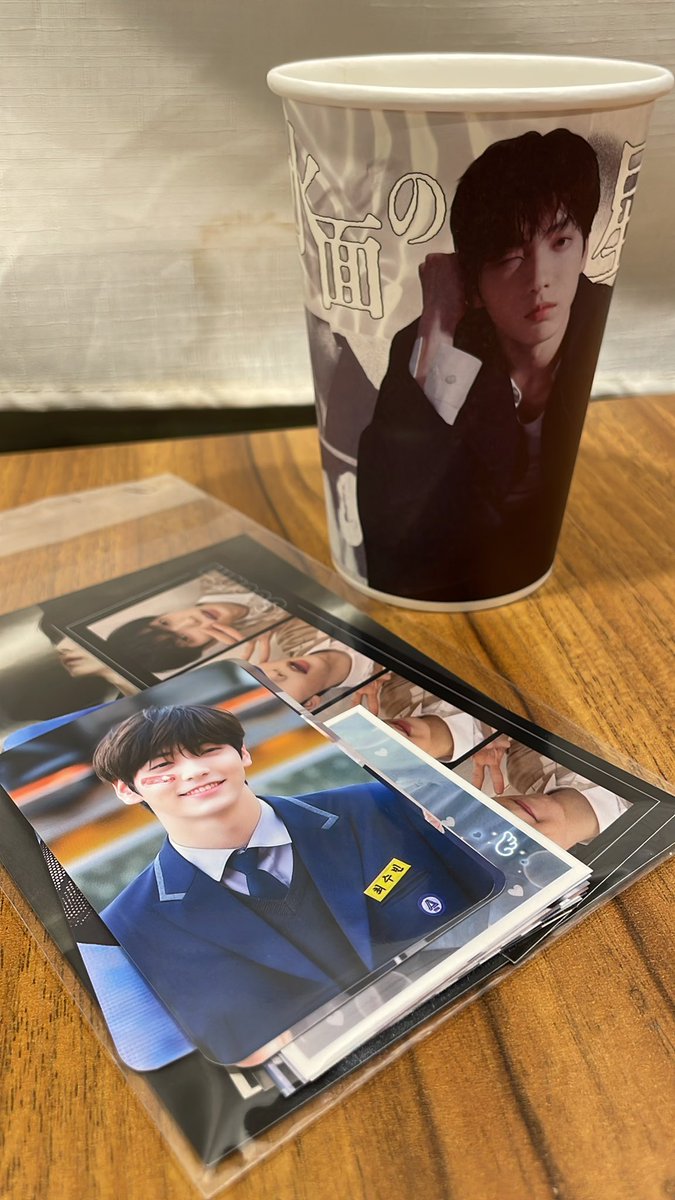 vhchsn's tweet photo. #冬の海に現れた輝くひとつの光

특전 너무 예쁘고 카페 분위기도 좋았는데
럭드같은게 없어서 아쉬웠어요 ㅠ
그래도 너무 좋았습니다 :-D https://t.co/AigZ7AaFYU