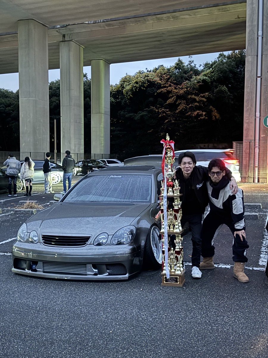 shingoman_GS350's tweet photo. CoLoR'sでずっと一緒に走って来た水町がついにEXTREMEで頂点になりました🥺
苦楽を共にした戦友が自身が日本1と認めるイベントで全ての車の頂点に立つのは、自分が受賞するより感慨深いものがありました🌟
全ては周りの諸先輩方や同じ時代を共に過ごした仲間のフォローあってこそだと感じ

続く https://t.co/hXM7ZMAjyW