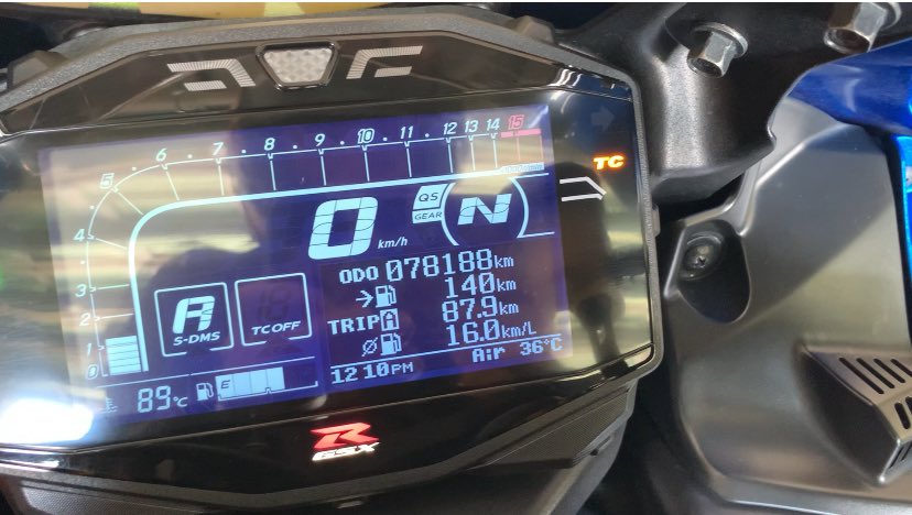 GSXRbird29's tweet photo. It’s not really the heat that’s the issue it’s the humidity 🤦🏻‍♀️ 32 to start 36 at the end, 80% humidity… this morning my usual Sunday ride I lead finished just after noon #ride #sundaymornings #suzukigsxr1000r  #girlswhoride #motorcycleporn  #biker #sportsbikelife #2wheelshub https://t.co/7OQwu10Gd9