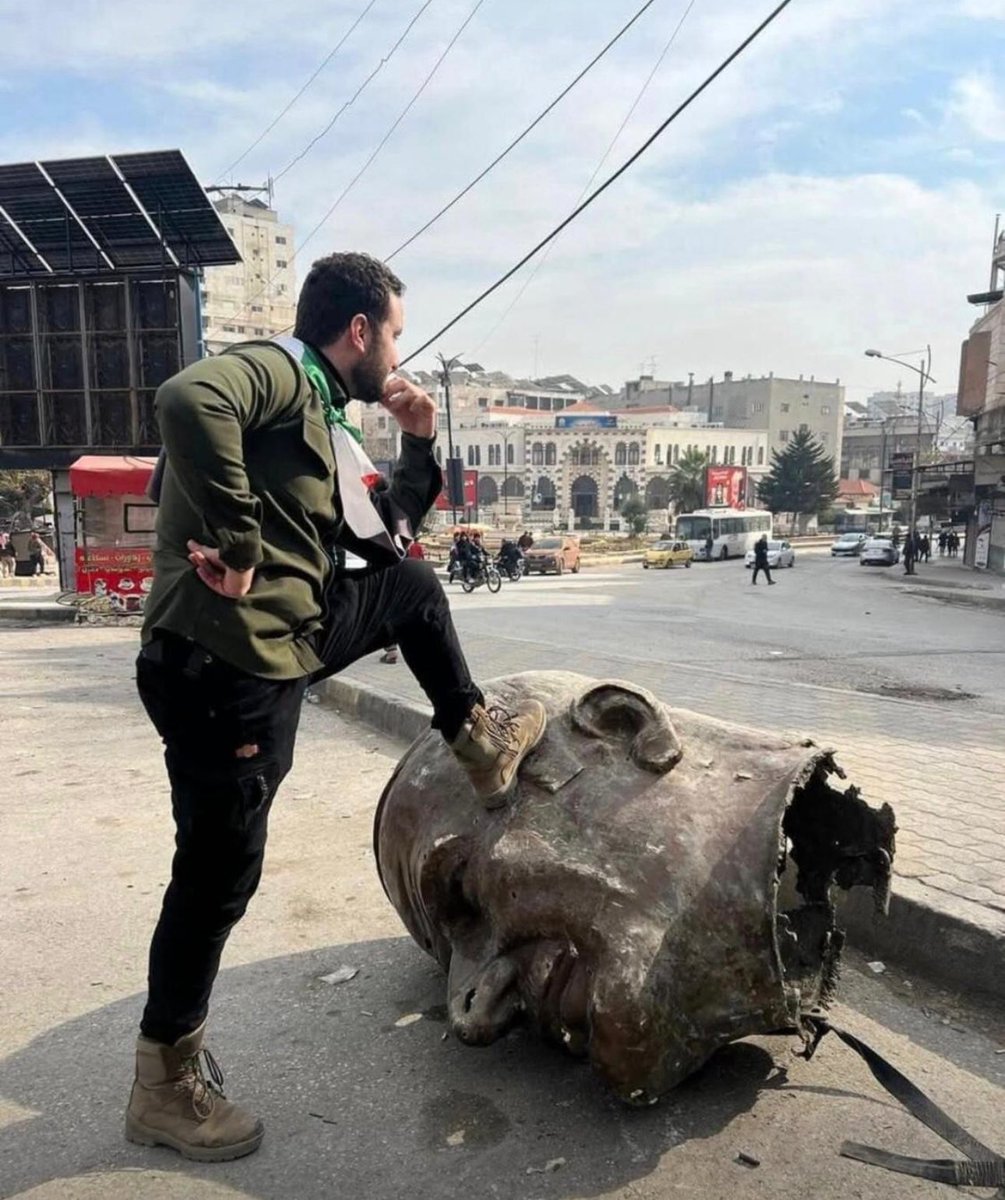 Her zalimin heykeli birgün mazlumların ayakları altında düşecektir! Her devrin putu olacaktır ve o putları devirecek İbrahimleri Allah yetiştirecektir!