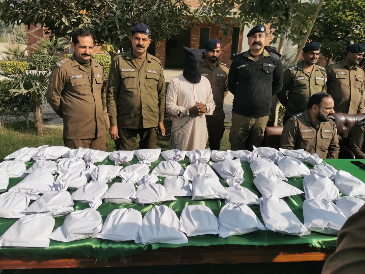 پاکپتن پولیس کی منشیات فروشوں کے خلاف بڑی کاروائی: 1 کروڑ سے زائد مالیت کی61 کلو گرام منشیات برآمد، 

وزیر اعلیٰ پنجاب مریم نواز اور آئی جی پنجاب ڈاکٹر عثمان انور کے ویژن کے تحت ڈی پی او طارق ولایت کی قیادت میں پاکپتن پولیس نوجوان نسل کو منشیات سے بچانے کے لیے پرعزم ہے۔
تھانہ صدر