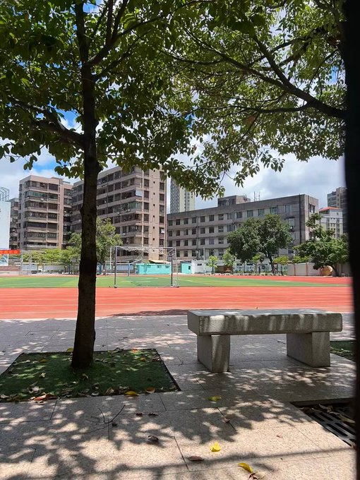 xiaomeilaoshi's tweet photo. 好多人老喜欢问我在哪个学校，之前拍了张图，你们慢慢猜去吧~ https://t.co/HLMcxieo4a