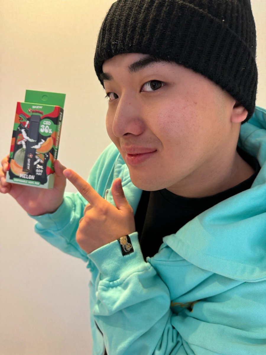 mcgardman's tweet photo. 12月1日に販売開始した限定コラボ商品はもう買ってくれた🥺💭？
今日紹介するのはメロンフレーバー🍈💚
MUSHROOMのメロンの味にかなり寄せて、お気に入りの味🔥 3ヶ月の期間限定コラボなので売り切れる前にみんな買ってな😈⚠️ 
▼メロンフレーバー商品ページ
https://t.co/gpN5hGCEzk

▼特設販売ページ（こだわり抜いた限定販売ページをCheck!）
https://t.co/mk5W2fIsns 
#skew #mushroom #skewmushroom2024 #がーどまん #チャンネルがーどまん