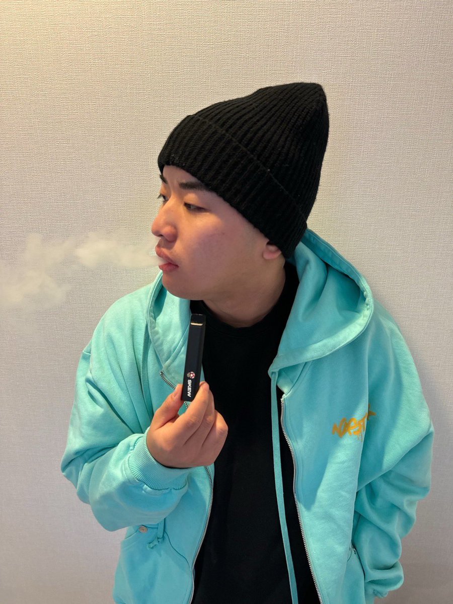 mcgardman's tweet photo. 12月1日に販売開始した限定コラボ商品はもう買ってくれた🥺💭？
今日紹介するのはメロンフレーバー🍈💚
MUSHROOMのメロンの味にかなり寄せて、お気に入りの味🔥 3ヶ月の期間限定コラボなので売り切れる前にみんな買ってな😈⚠️ 
▼メロンフレーバー商品ページ
https://t.co/gpN5hGCEzk

▼特設販売ページ（こだわり抜いた限定販売ページをCheck!）
https://t.co/mk5W2fIsns 
#skew #mushroom #skewmushroom2024 #がーどまん #チャンネルがーどまん