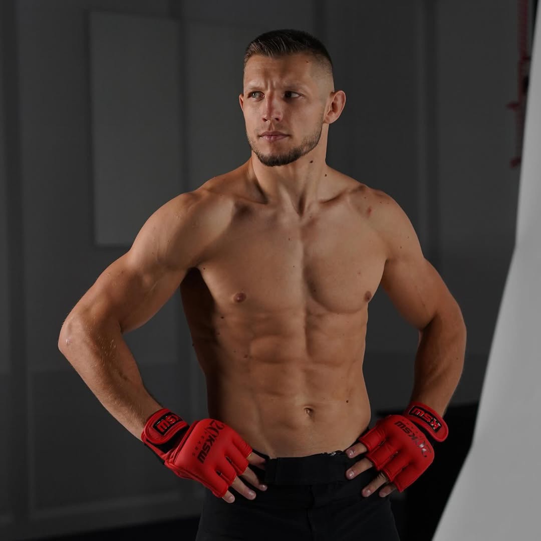phre's tweet photo. Stefano Paternò (19-4-1) locks horns with Artur Szczepaniak (11-3) at #KSW101, on December 20, in Paris, France (h/t @fight_4_yours). https://t.co/jC5anIC321