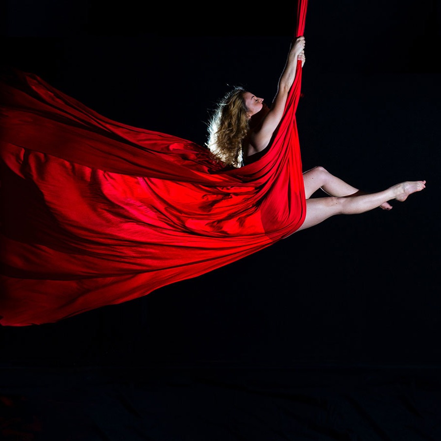 bcnflamenco's tweet photo. ✨ Paco de Lucía en las alturas

Nuestra artista domina telas, arnés y más, creando espectáculos únicos y personalizados.  

🌍 Basada en Barcelona, disponible en todo el mundo.  
📩 ¡Contáctanos para diseñar el show perfecto!  

#DanzaAérea #EspectáculosÚnicos #EventosExclusivos https://t.co/jLavPhYi5m