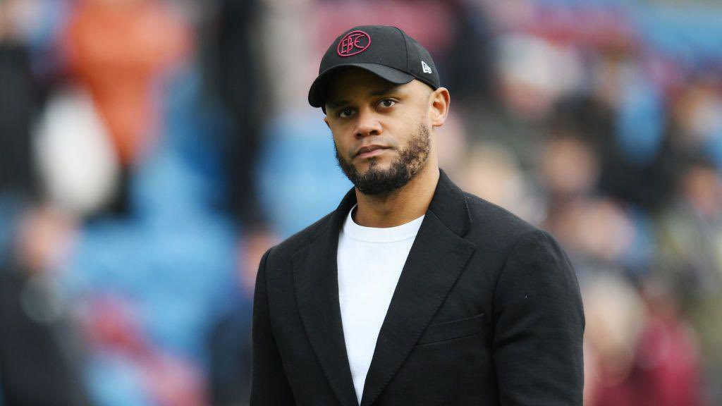 OfficialVizeh's tweet photo. Russell Martin is treating Southampton similar to how Vincent Kompany treat Burnley 

Sacrificing his current club with an unachievable playstyle to boost their own personal careers

Easier to get a good job if you still appeal as an attractive football manager 

Sorry Saints https://t.co/6nHcIqoc80