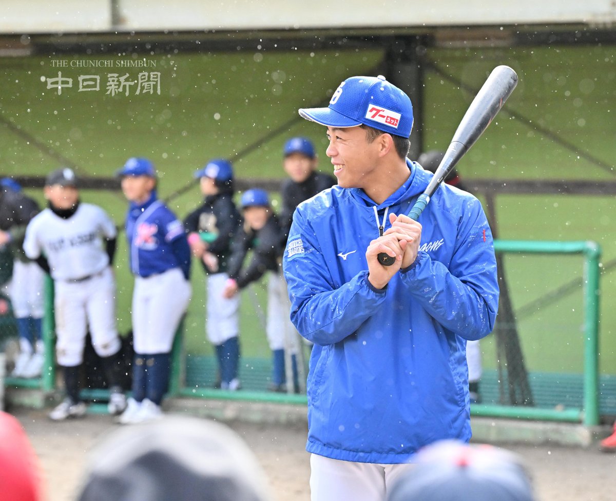 chunichiphoto's tweet image. 【ドラゴンズ】岐阜・山楠公園で行われた野球教室で子どもと対戦する岡林選手 #岡林勇希 #中日新聞 #中日スポーツ