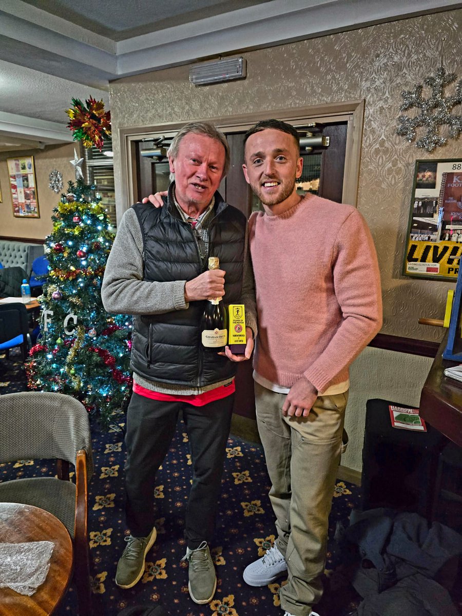 🏆 𝗦𝘂𝗽𝗽𝗼𝗿𝘁𝗲𝗿𝘀' 𝗠𝗢𝗧𝗠 🍾

Not the result we wanted yesterday, but we still reward players for their effort, and yesterday's MOTM was 
midfielder Harry McCorkell.

Presented with his prizes by Dave McCourt, one of our Vice Presidents. 

Well played Harry.