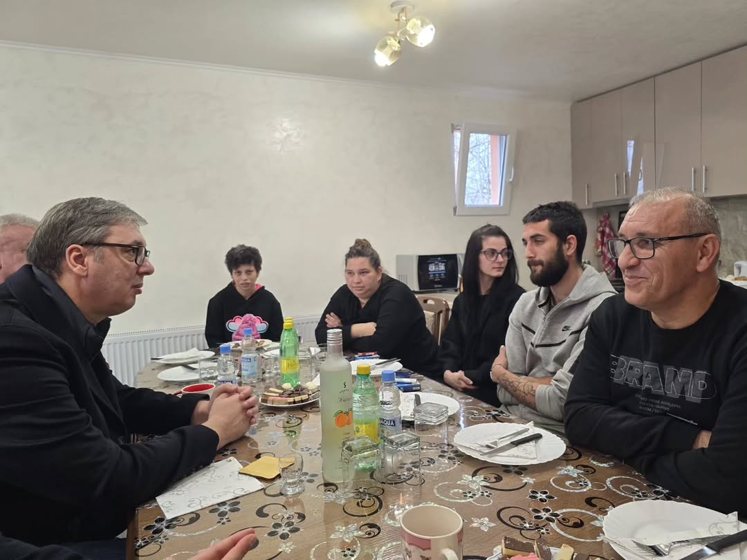 Данас сам посетио породицу Фирић која је изгубила три члана, деку Ђорђа и девојчице Валентину и Сару. Нисам могао да им умањим бол, нити то ико може, али ћу увек бити уз ову дивну породицу. <a href="/avucic/">Александар Вучић</a> #SNS #Srbija sns.org.rs/novosti/vesti/…