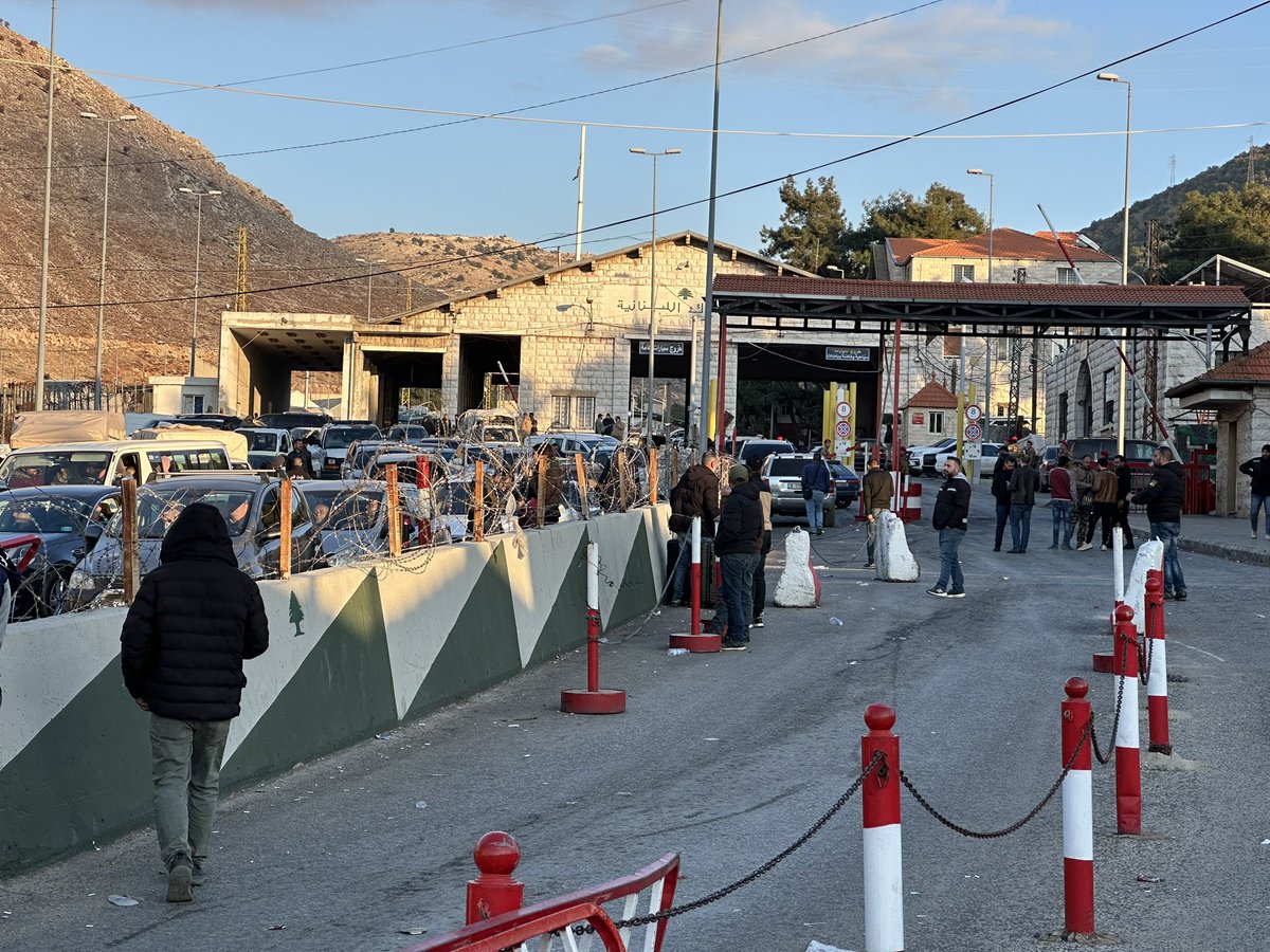 On the Lebanese Syrian border, thousands of Syrians made their way back home this morning. The border crossing on the right side is now looking less busy. On the contrary there’s a new influx of Syrians (passage on the left side) attempting to cross to #Lebanon.
<a href="/dwnews/">DW News</a>
