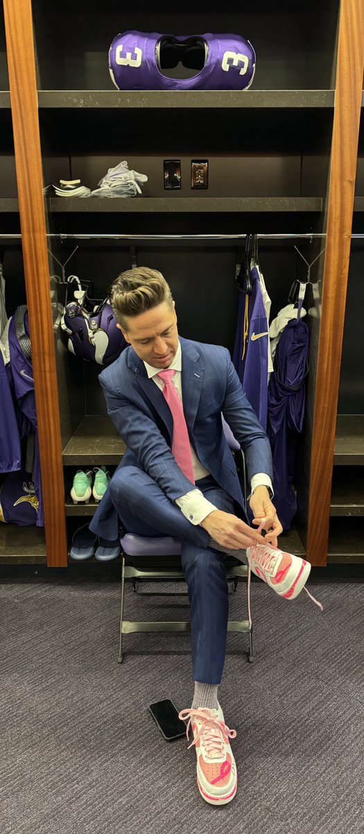TomPelissero's tweet photo. For #MyCauseMyCleats, I am supporting @BCRFcure in honor of @sarapelissero and so many others. 

One in eight women in the U.S. will be diagnosed with breast cancer. Find out how you can support research at https://t.co/du4XKUzG4X https://t.co/Y4MONLAn8K