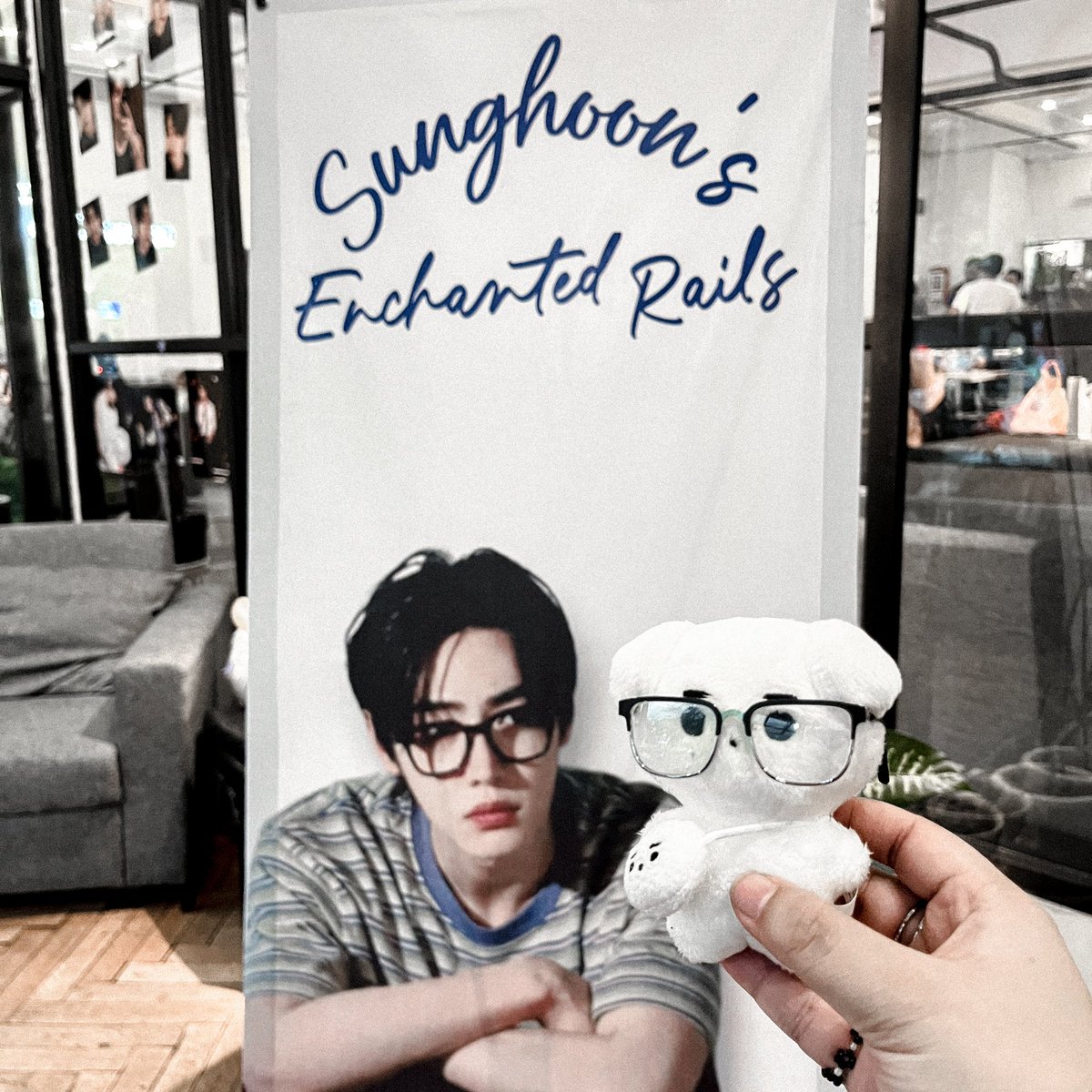 themoondusk's tweet image. — and the rain reminds me of the warmth you carry 🌨️🎐🤍

#PSHEnchantedRails
#1208StarsAlignedForHOON