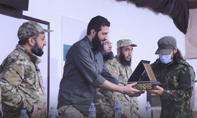 د واک له نیولو سره سم یې نه بیرغ کافر وباله او راوغورځوه، نه یې ښوونځي بند کړل او زرګونه مهاجرین یې هیواد ته په ورتللو شول. زموږ چې په کومه ورځ اسلامي نظام راغلی خلک له هیواده په فرار دي ورسره وېره، ګډوډي، بربریت، د زده کړو مخالفت او ملاییزم راغلی.