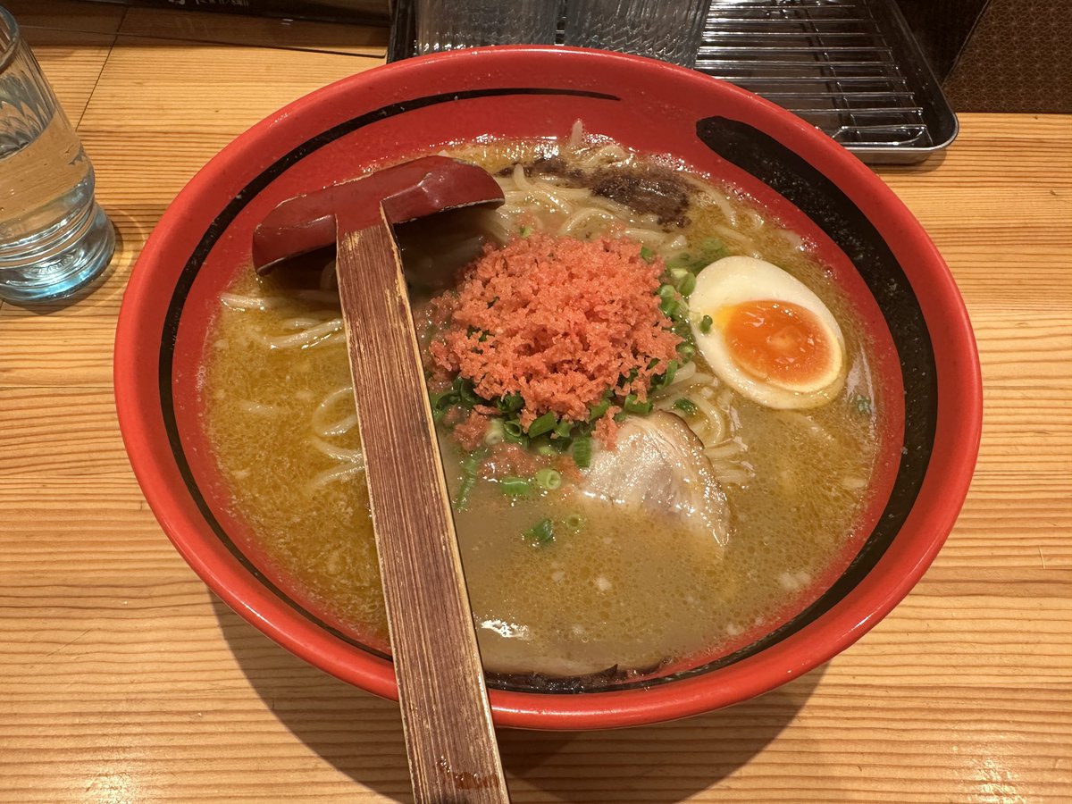 jimmyeatnoodle's tweet image. えびそば一幻 新宿店でえびしお(そのまま・太麺大盛り)+えびおにぎり

昼は蟹、夜は海老の気分。むせかえるほどの海老具合で、これは海老ラーメン界の第一人者なのがわかる。

割とこってりめのスープに合う食感強めの中太麺、スープは熱々、おにぎりを入れてもさらに美味しい。もっと食べに来よう。