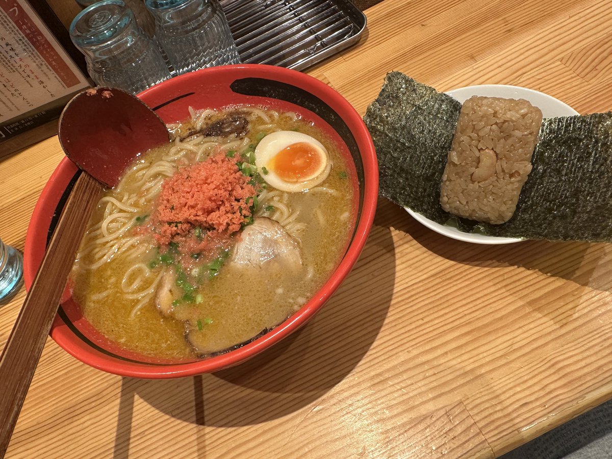 jimmyeatnoodle's tweet image. えびそば一幻 新宿店でえびしお(そのまま・太麺大盛り)+えびおにぎり

昼は蟹、夜は海老の気分。むせかえるほどの海老具合で、これは海老ラーメン界の第一人者なのがわかる。

割とこってりめのスープに合う食感強めの中太麺、スープは熱々、おにぎりを入れてもさらに美味しい。もっと食べに来よう。