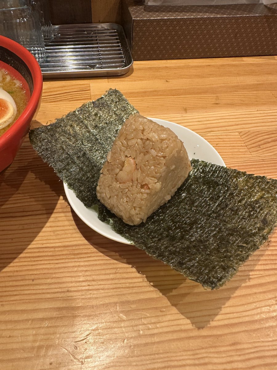 jimmyeatnoodle's tweet image. えびそば一幻 新宿店でえびしお(そのまま・太麺大盛り)+えびおにぎり

昼は蟹、夜は海老の気分。むせかえるほどの海老具合で、これは海老ラーメン界の第一人者なのがわかる。

割とこってりめのスープに合う食感強めの中太麺、スープは熱々、おにぎりを入れてもさらに美味しい。もっと食べに来よう。