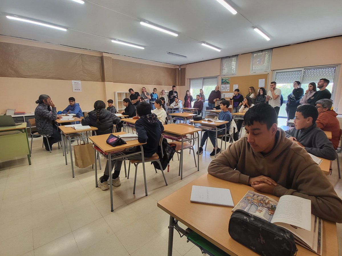 IEMediterrani's tweet photo. TERTÚLIES LITERÀRIES DIALÒGIQUES. Els nostres alumnes de 2n d'ESO comparteixen el Lazarillo de Tormes amb docents de centres de Múrcia,  Bilbao i Astúries . Impressionant aprenentatge compartit ! https://t.co/q3YzsD4Cus