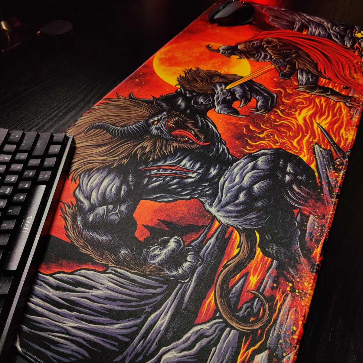 Levely_nl's tweet image. NIEUW: Dark Fantasy muismat 💀 Beschikbaar in twee verschillende kleuren en drie formaten 🔥 Laat in de comments weten wat je van ons nieuwe ontwerp vindt 👇🏼#Levely #muismat #darkfantasy #blackandwhite #gamingmuismat #nlgaming