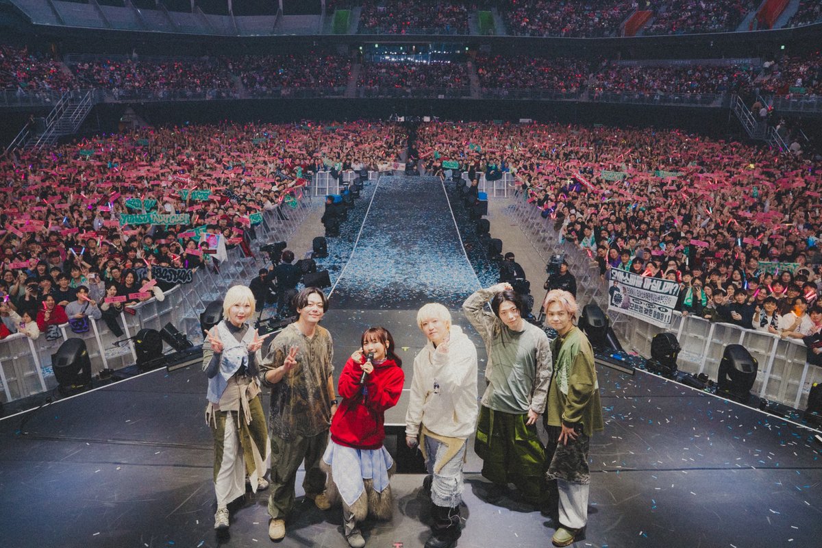 YOASOBI_staff's tweet photo. 한국 공연 DAY2, 감사합니다!
AKMU와 함께 최고의 하모니를 만들어낼 수 있었습니다!이틀 동안 총 26,000명의 뜨거운 함성을 잊지 않겠습니다.다시 만날 수 있기를 바랍니다!

韓国公演DAY2ありがとうございました！本日のスペシャルゲスト、AKMU @official_akmu のお二人とも最高のハーモニーを奏でることができました！2日間で26,000人の熱い歓声を忘れません。またお会いできますように！

Photo by @shumpei_1002