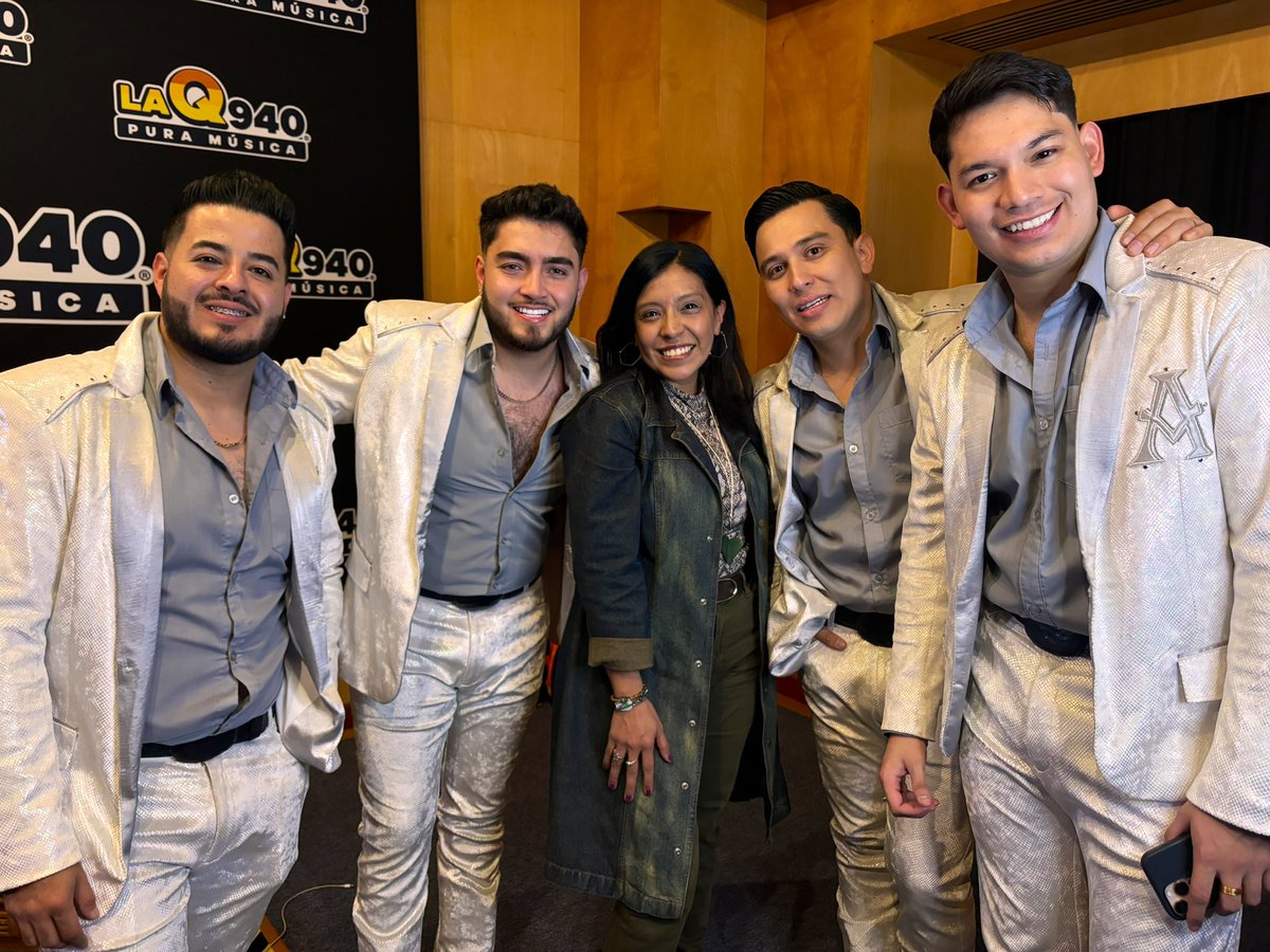 IbethParga's tweet photo. 👉 ¡ Arrolladores! 👏
Gracias @Arrolladora por sus canciones, su entrega y su buena vibra siempre 🙌
😍🤩🎤🎶💖 #SantaFiesta
@laqmexico https://t.co/0eiu6G0ZB4
