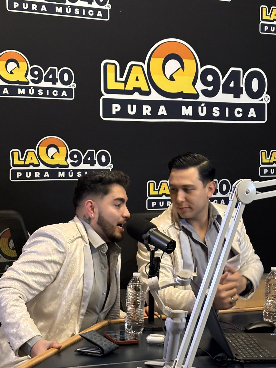 IbethParga's tweet photo. 👉 ¡ Arrolladores! 👏
Gracias @Arrolladora por sus canciones, su entrega y su buena vibra siempre 🙌
😍🤩🎤🎶💖 #SantaFiesta
@laqmexico https://t.co/0eiu6G0ZB4