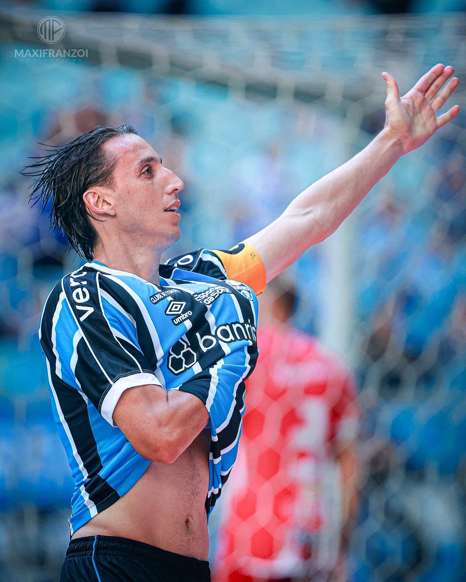 maxifranzoi's tweet photo. 08/12/2024 - O dia que ninguém queria que chegasse. The last dance do maior zagueiro de uma geração de gremistas. Pra alguns, o maior da história do Grêmio. 

Viva Pedro Tonon Geromel. 🇪🇪
Geromito. 
Geromonstro. 
GERODEUS. 🙏🏻🇪🇪 https://t.co/wYeWzkn0KL
