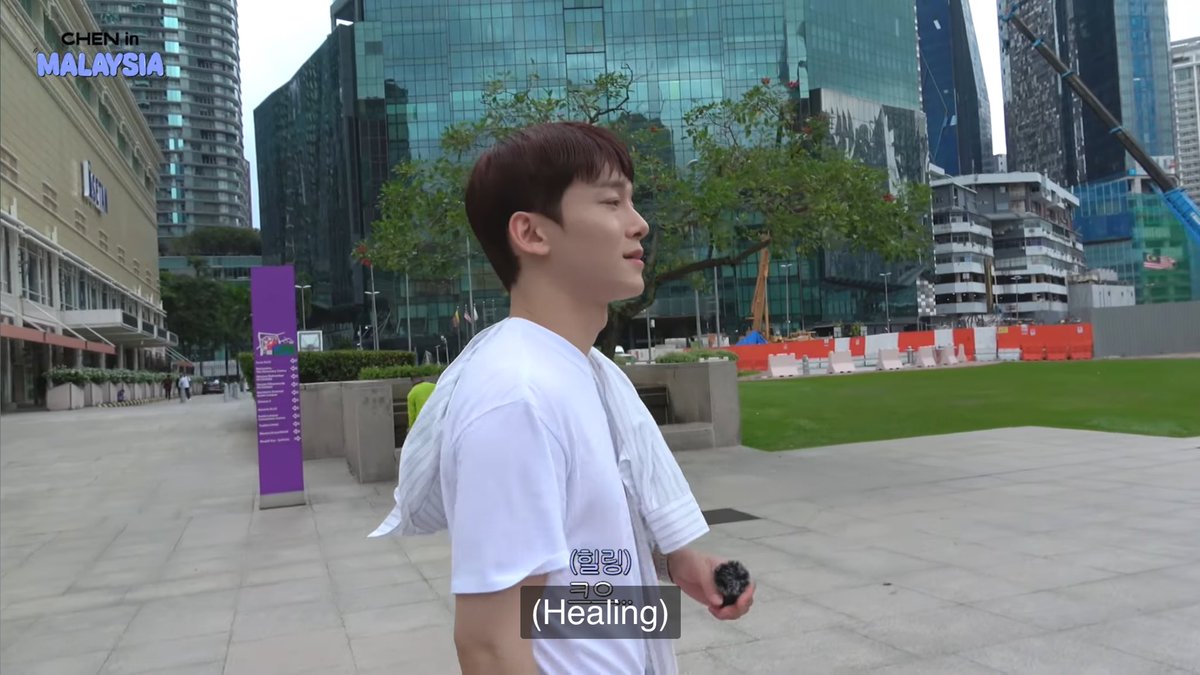 kyeomybae's tweet photo. See how idols who came to Malaysia can leisurely walked around w/o being swarmed with weirdos? 🥹 tu pun selalu kena skip lagi kita ni haihh tersakiti betholll 🙂‍↔️ https://t.co/Y7skXWOoXR