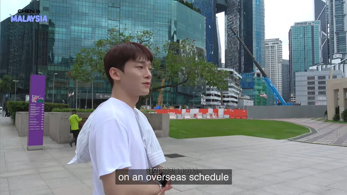 kyeomybae's tweet photo. See how idols who came to Malaysia can leisurely walked around w/o being swarmed with weirdos? 🥹 tu pun selalu kena skip lagi kita ni haihh tersakiti betholll 🙂‍↔️ https://t.co/Y7skXWOoXR