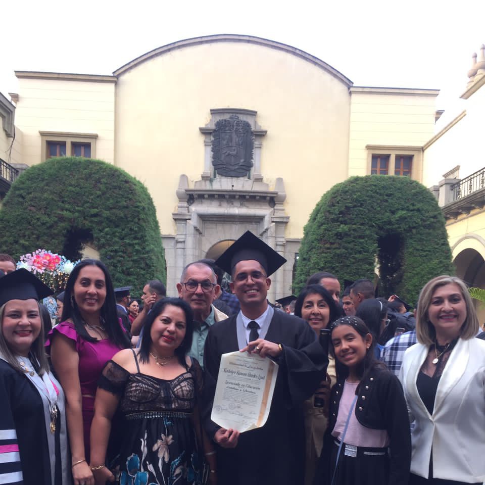 RodolfoParedesL's tweet photo. Con el corazón lleno de gratitud, celebro mi graduación como Licenciado en Educación, Mención Castellano y Literatura en la ULA. Agradezco a Dios, mi familia, profesores y amigos por su apoyo. 

¡Este es solo el comienzo! 🎓

#Graduación #ULA https://t.co/g9bUo13fAR