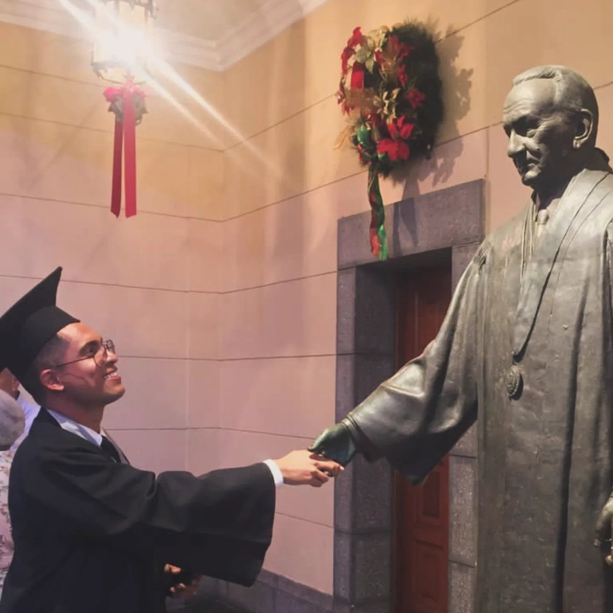 RodolfoParedesL's tweet photo. Con el corazón lleno de gratitud, celebro mi graduación como Licenciado en Educación, Mención Castellano y Literatura en la ULA. Agradezco a Dios, mi familia, profesores y amigos por su apoyo. 

¡Este es solo el comienzo! 🎓

#Graduación #ULA https://t.co/g9bUo13fAR