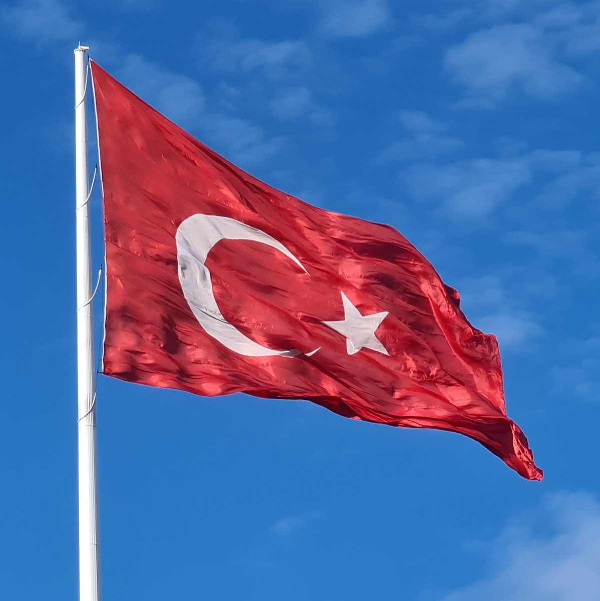 1945'te Fransızların eliyle atılan, 1963'te birinci 1970'te de ikinci darbe ile perçinlenen kanlı düğüm bugün büyük fedakarlıklar, perde gerisindeki nice kahramanlar sayesinde çözüldü. Emeği olan var olsun, şehitlerimizin ruhu şad olsun.