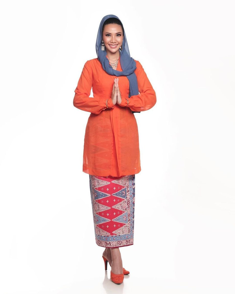 pesonaindonesia's tweet image. Akan ada 10 pemenang #KuisTwitter yang akan mendapatkan voucher 50K dari Grabfood. 

Jawab pertanyaan ini ya! 
Sebutkan nama kebaya dan asal dari kebaya ini👇👇

Tulis jawabannya di kolom komentar ya, Sob!