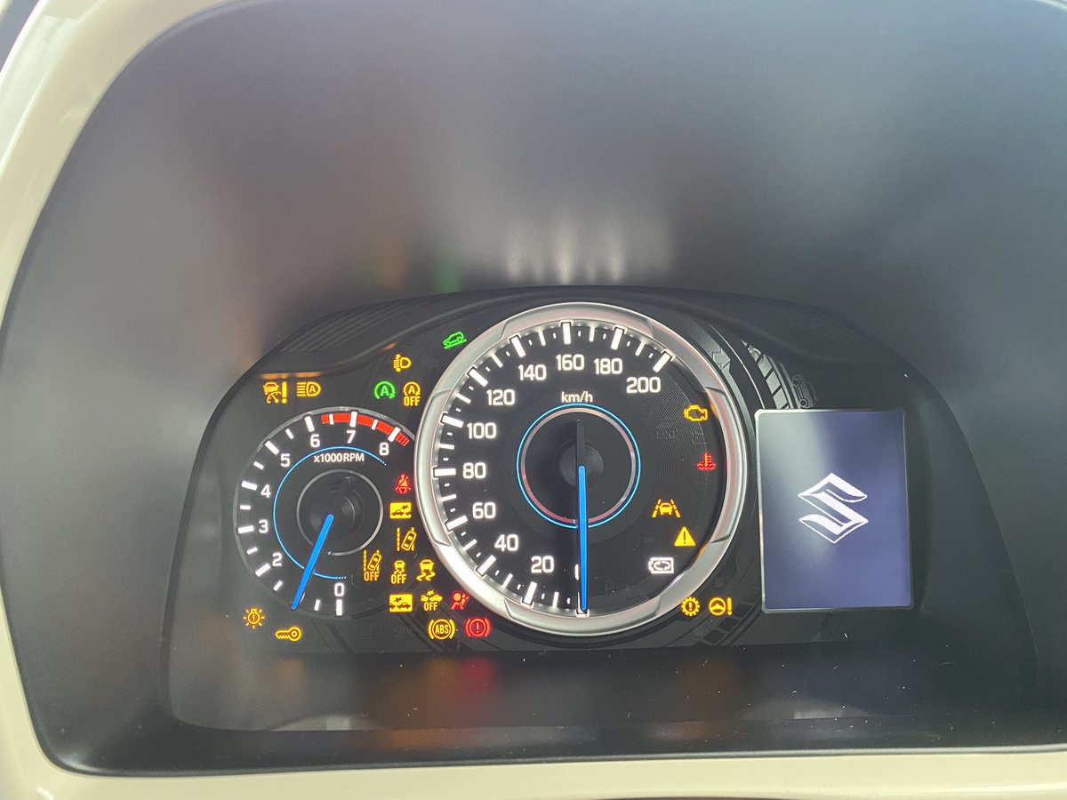 gerontyo94's tweet photo. 昨日新しい相棒が来たわよ🥰頭とランプが白くなったわね。車種は同じだから操作感とかはぜんぜん変わらないはずけど、なんかやっぱ違う感じする。あとメーターのデザインが変わっているのだけ気づけた。これからよろしくな！早めにアンダーコートしてくれるとこ探すからな！ https://t.co/SFwjnJD6uJ
