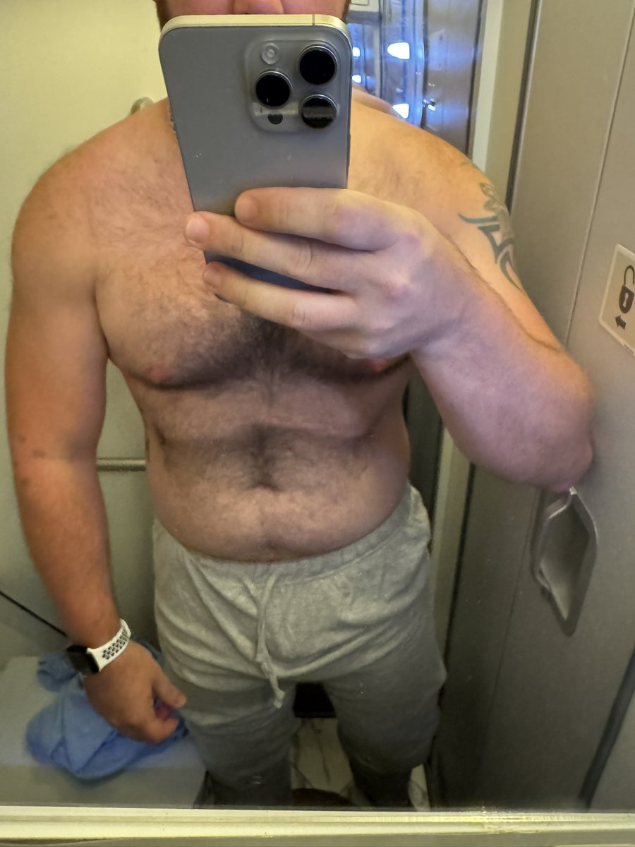 deputydman's tweet photo. That Qantas PJ feeling… 😍

Ready for sleeeeeppp. 

#MelbourneBound https://t.co/qHRFl5MG4j
