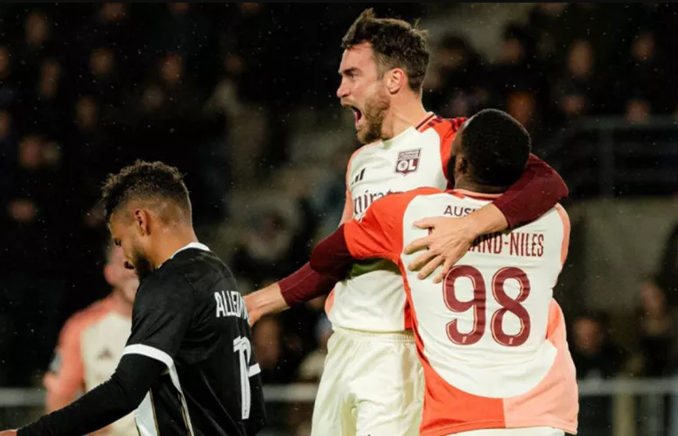 SocialGones's tweet image. [Après #SCOOL] Dans l'Équipe ⤵️

« Cette équipe abonnée à l'inconstance a habitué ses supporters aux montagnes russes d'une période sur l'autre, et parfois même d'une minute à l'autre. Samedi, pourtant, le très perfectionniste Pierre #Sage a eu le plus grand mal à trouver un