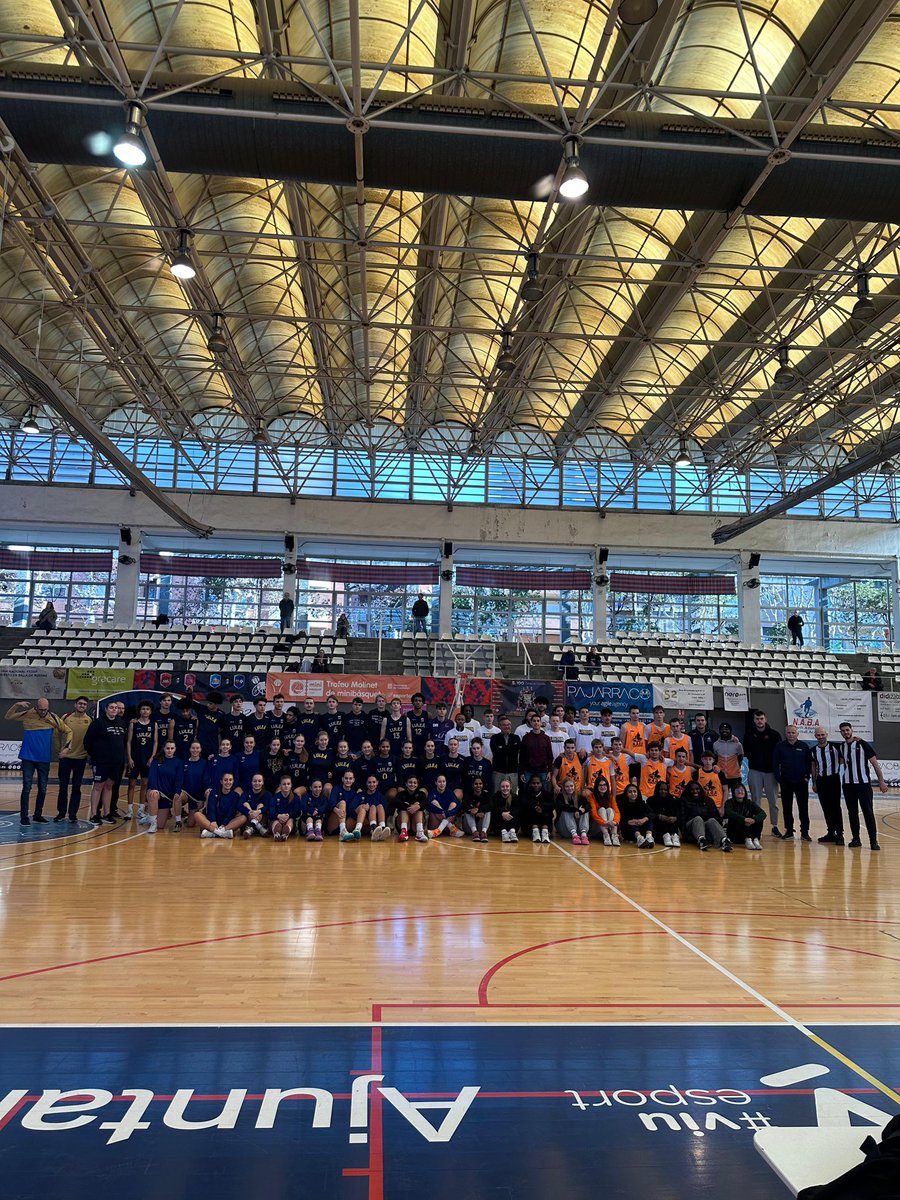 cbsantfeliuenc's tweet photo. Torneig U18 Sant Feliu Cup
🇮🇪🏴󠁧󠁢󠁥󠁮󠁧󠁿🇸🇪🇩🇪

Masculins
1º @bglulea
2º @NABABarcelona 
3º @lisportsmgmt  London

Lliuranment de trofeos @IvanMartinM @ajsantfeliu https://t.co/La0qMI33ZA