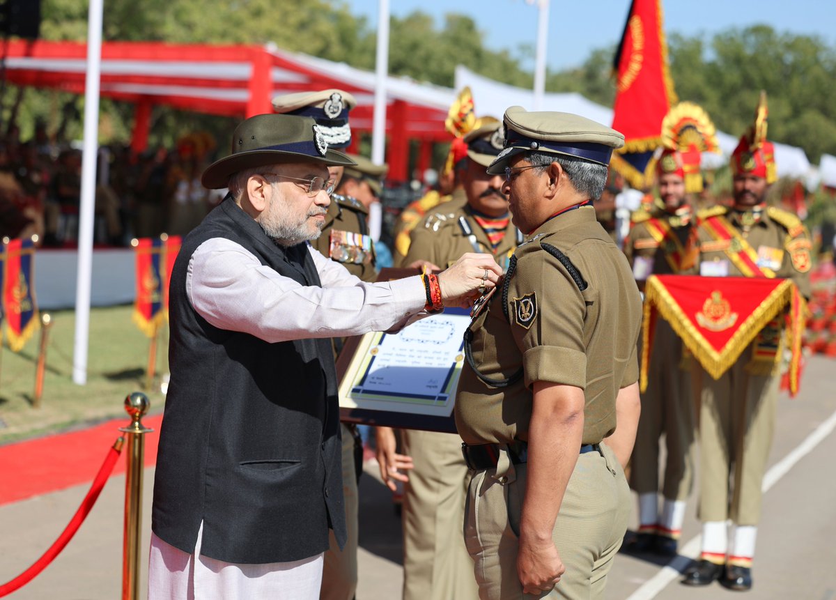 AmitShah's tweet photo. आज @BSF_India के 60वें स्थापना दिवस परेड समारोह में सीमा सुरक्षा बल के जवानों को उनके साहस, शौर्य और पराक्रम के लिए वीरता पदक, PPMDS और ट्रॉफी से सम्मानित किया।

देश की 'फर्स्ट लाइन ऑफ़ डिफेन्स' को मजबूत करने वाले सीमा सुरक्षा बल के जवानों के त्याग और बलिदान का यह देश सदैव ऋणी रहेगा।