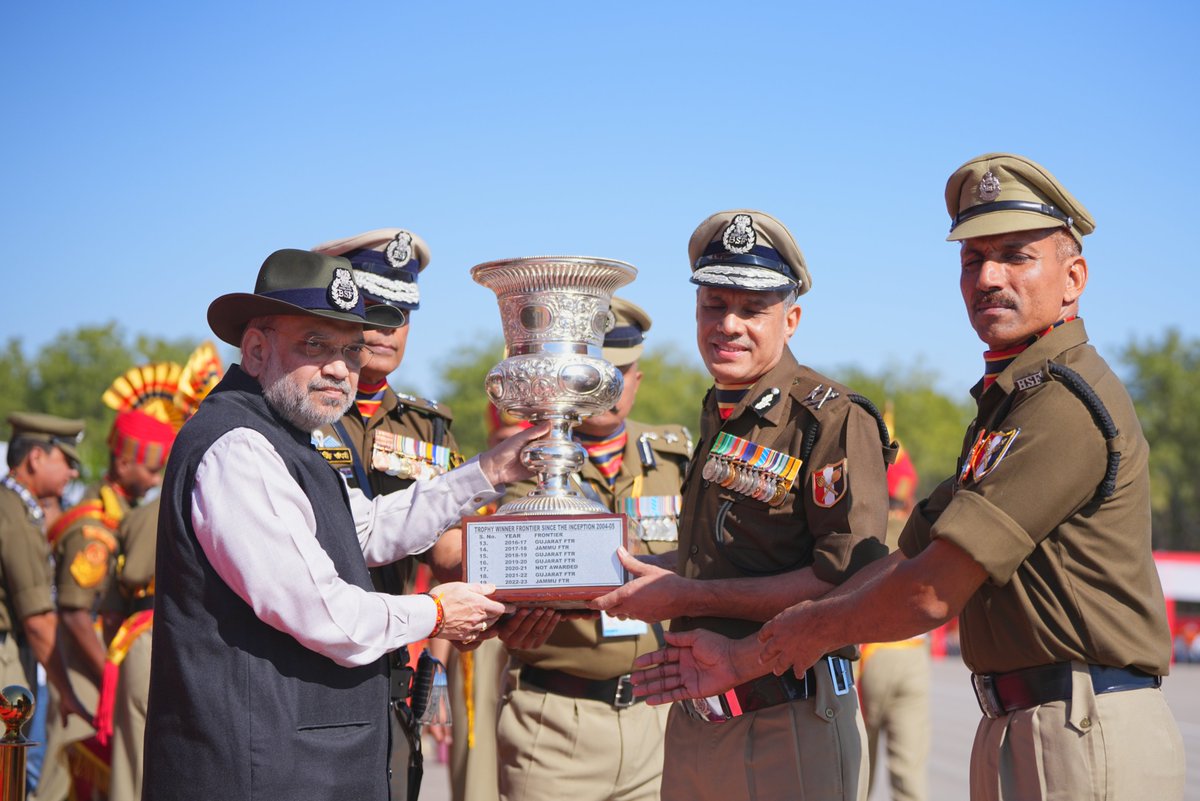 AmitShah's tweet photo. आज @BSF_India के 60वें स्थापना दिवस परेड समारोह में सीमा सुरक्षा बल के जवानों को उनके साहस, शौर्य और पराक्रम के लिए वीरता पदक, PPMDS और ट्रॉफी से सम्मानित किया।

देश की 'फर्स्ट लाइन ऑफ़ डिफेन्स' को मजबूत करने वाले सीमा सुरक्षा बल के जवानों के त्याग और बलिदान का यह देश सदैव ऋणी रहेगा।