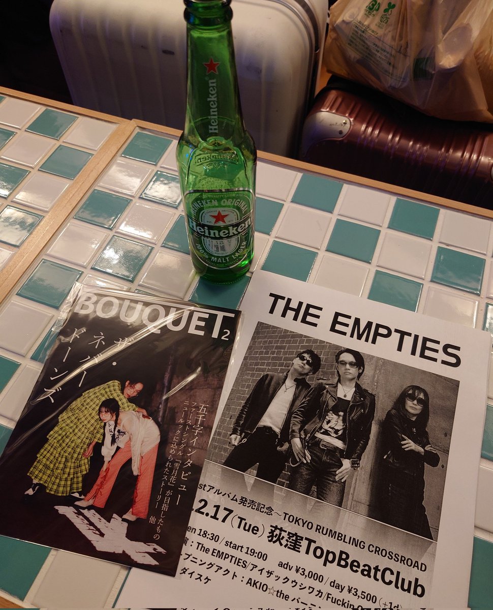 吉祥寺Daydreamでネバドンのワンマンライブでした。めちゃカッコよくて楽しかったね♪カバーも意外でよかった！いつか一緒にできたらおもしろいなという気持ち込めての写真です♪