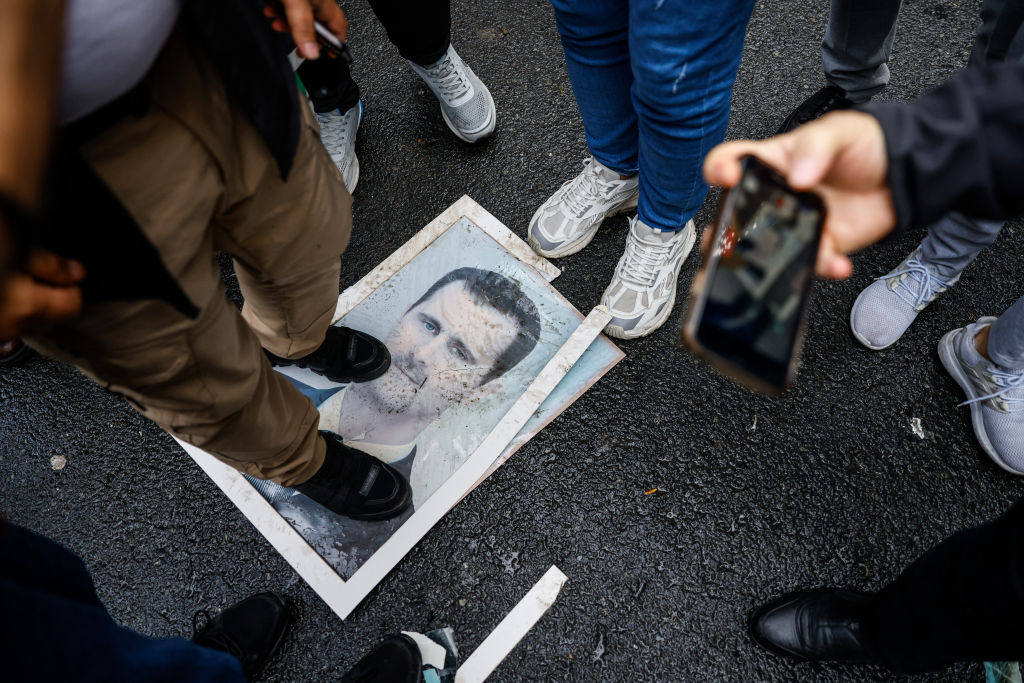 Rusya: Esad müzakereler sonucu görevinden ayrıldı ve Suriye'yi terk etti

bbc.in/4g5sB1C