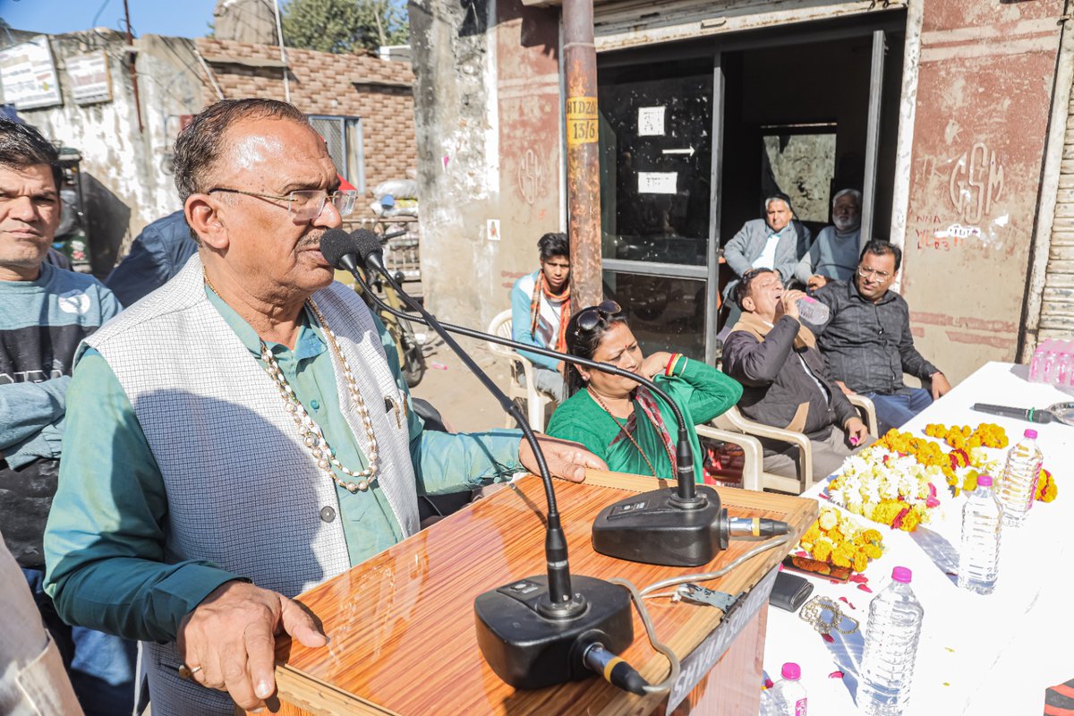 VasudevDevnani's tweet photo. अजमेर उत्तर के वार्ड 16 में रावण की बगीची में 6.50 लाख ₹ की लागत की नालियों के निर्माण कार्य का शुभारंभ किया।

क्षेत्र के अंतिम घर व अंतिम व्यक्ति तक विकास की धारा पहुँचे, इसी ध्येय के साथ निरन्तर कार्यरत हूँ।

#RajAssemblySpeaker #ApneDevnani https://t.co/K1ipkOCN6M
