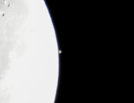 BetaruK's tweet photo. 土星食　月から土星が出てくるところの後半
完全に出てきたところは土星の輪と模様もわかるくらい撮れていたー
#土星食 
＃7CR
＃SIGMA150-600 https://t.co/npDQsg3CUG