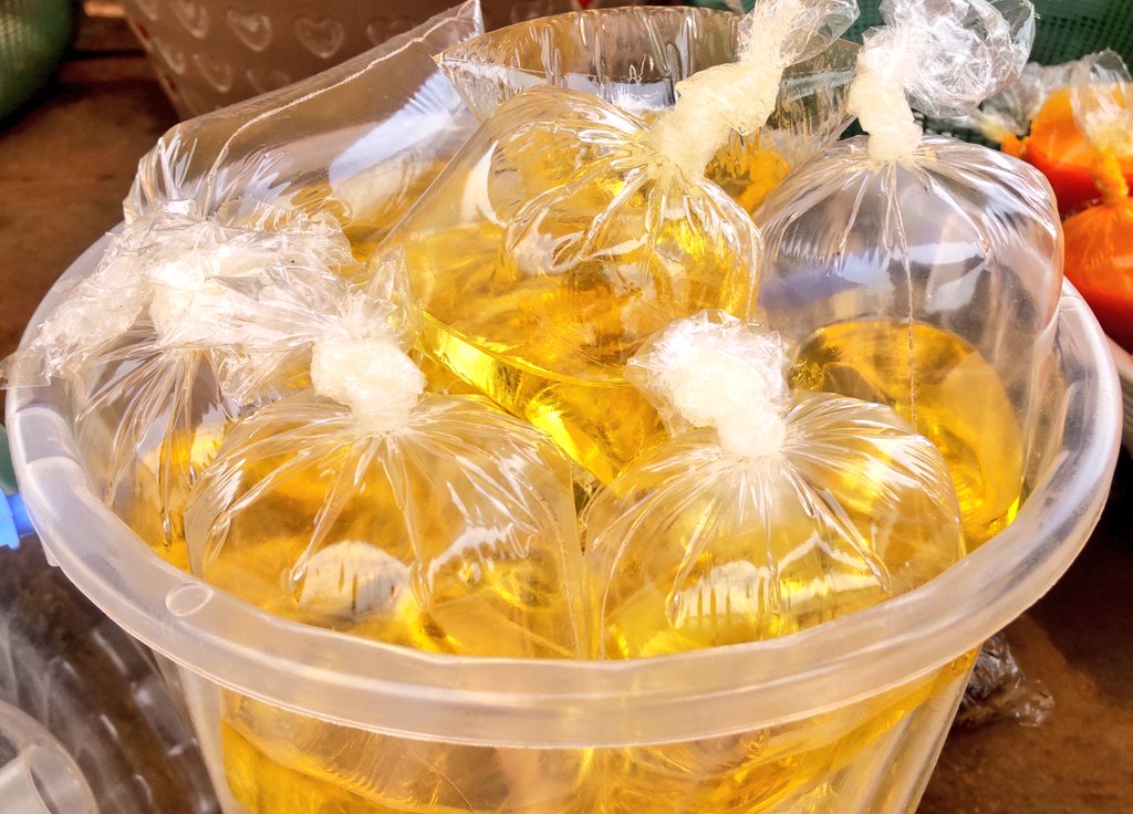 【小風呂売りのサラダ油】

小袋にして売ってる油
■3セディ(約30円)と5セディ(約50円)と量によって値段が違う